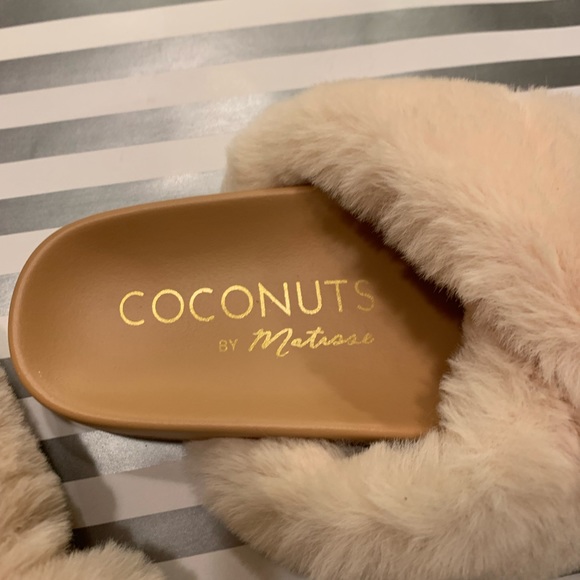 Cream Coconuts by Matisse slippers - Picture 2 of 4